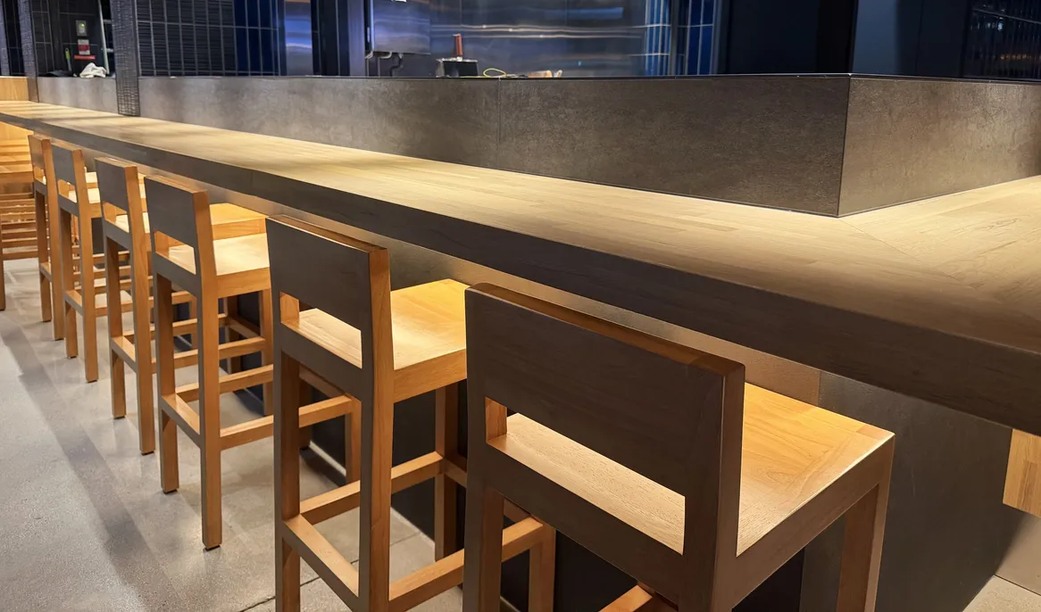 木製カウンター席と厨房が見える店内