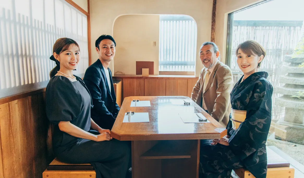 和室のテーブルを囲んで微笑む4人