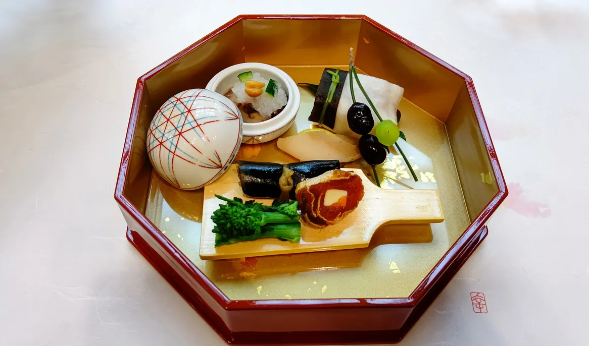 八角形の朱塗りの器に盛った和食の前菜