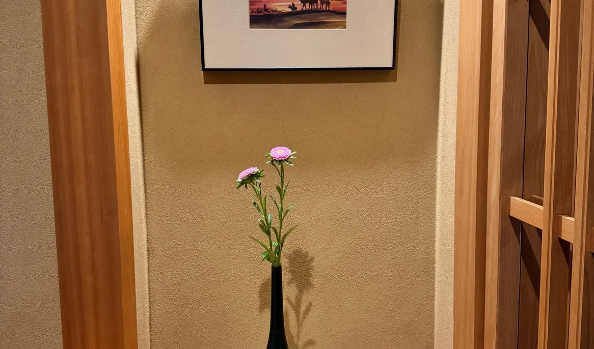 和の飾りスペースに花と絵