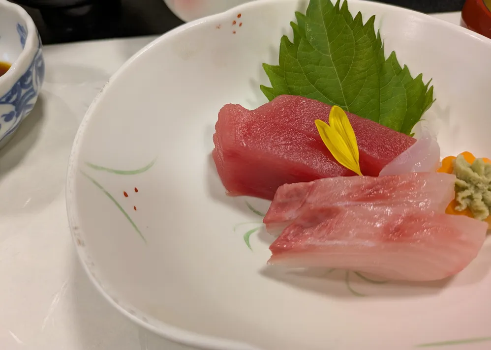 大葉に盛られたマグロと白身魚の刺身