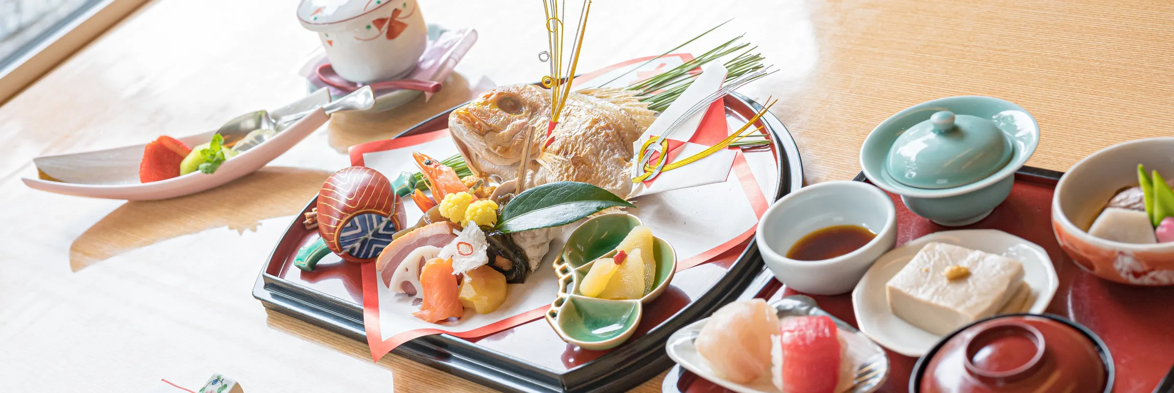 祝い鯛と刺身などが並ぶ和食の御膳