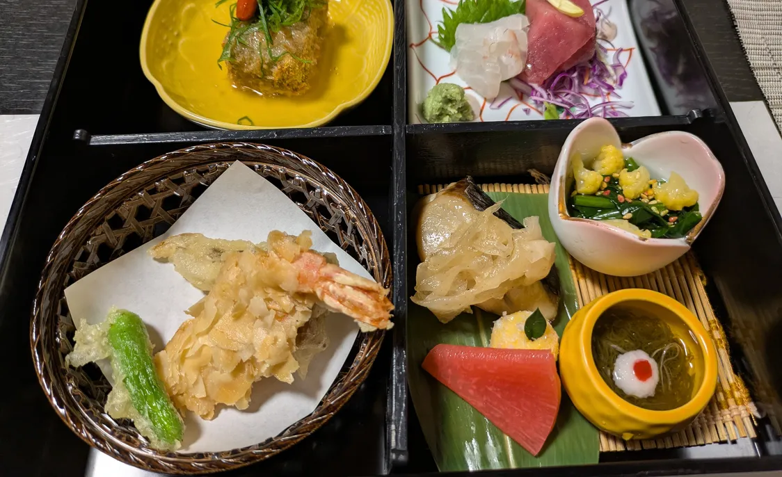 四つ仕切りの重箱に盛られた和食御膳
