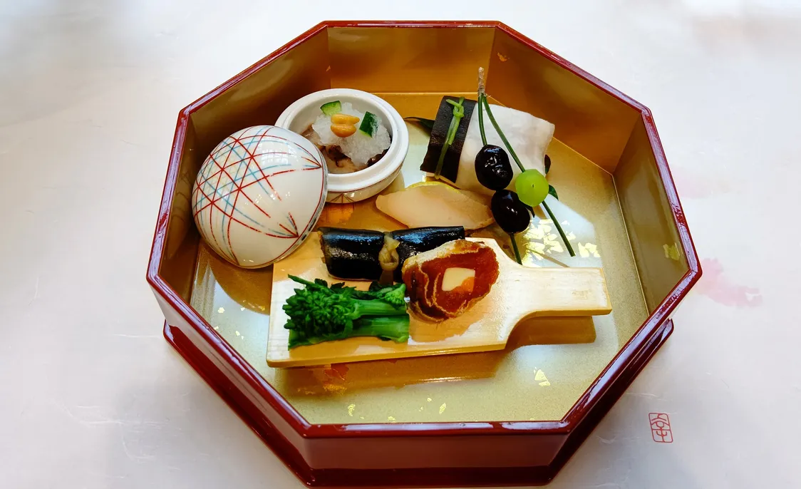 八角形の朱塗りの器に盛った和食の前菜
