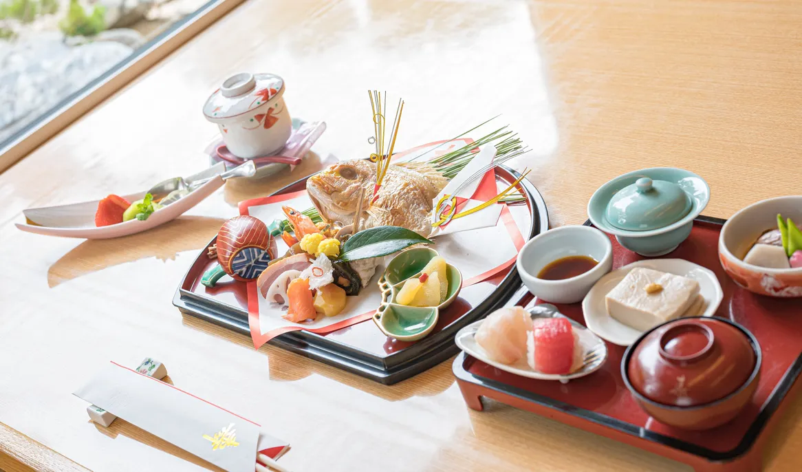 祝い鯛と刺身などが並ぶ和食の御膳